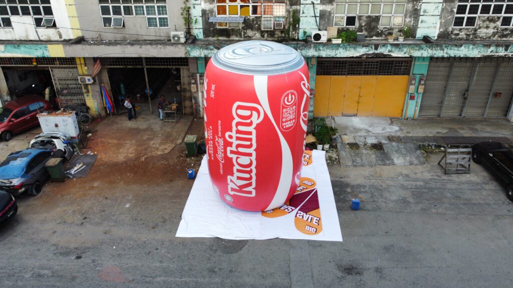 Buat Pernyataan Berani dengan Replika Tin Coca-Cola Inflatable Gergasi — photo 4