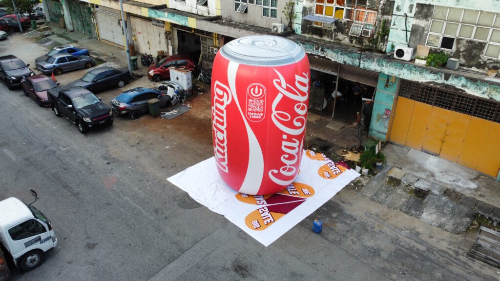 Buat Pernyataan Berani dengan Replika Tin Coca-Cola Inflatable Gergasi — photo 5