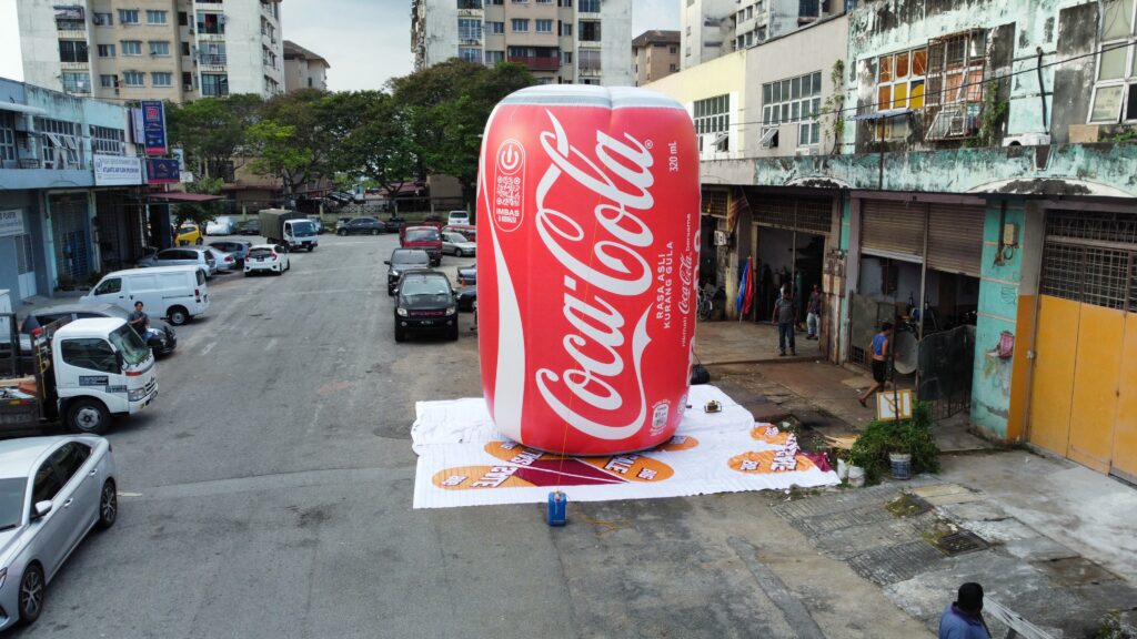 Buat Pernyataan Berani dengan Replika Tin Coca-Cola Inflatable Gergasi — photo 6