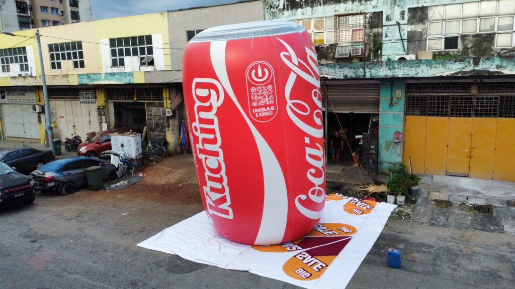 Buat Pernyataan Berani dengan Replika Tin Coca-Cola Inflatable Gergasi — photo 7