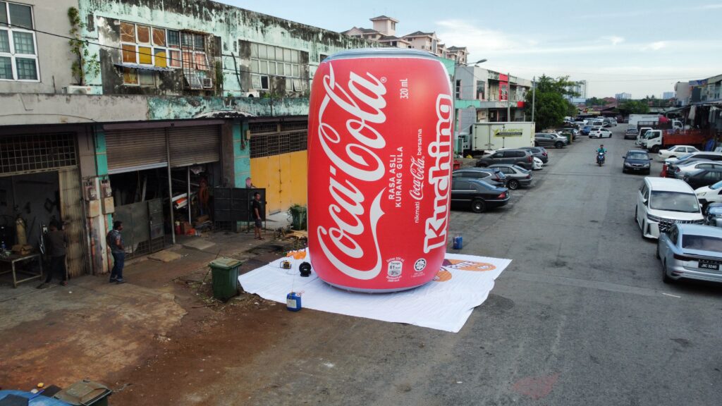 Buat Pernyataan Berani dengan Replika Tin Coca-Cola Inflatable Gergasi — photo 8