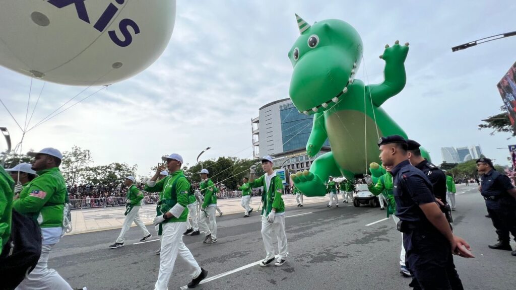 Maxis Dinosaur Inflatable Replica Merdeka 2023 — photo 1