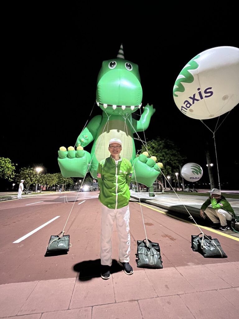 Maxis Dinosaur Inflatable Replica Merdeka 2023 — photo 6