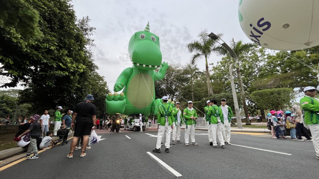 Maxis Dinosaur Inflatable Replica Merdeka 2023 — photo 8