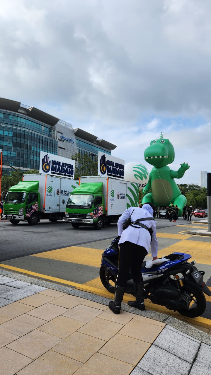 Maxis Dinosaur Inflatable Replica Merdeka 2023 — photo 10
