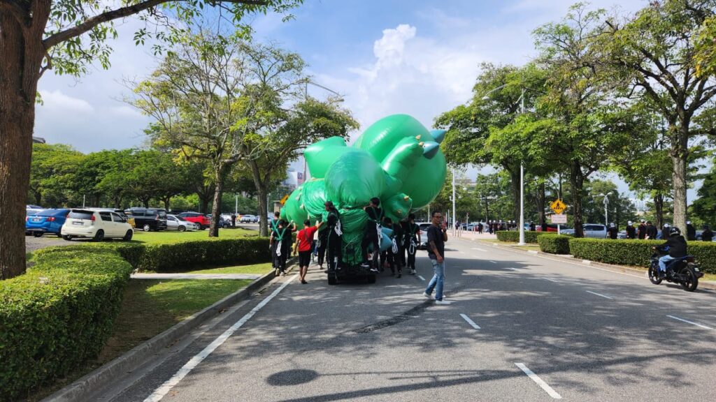 Maxis Dinosaur Inflatable Replica Merdeka 2023 — photo 11