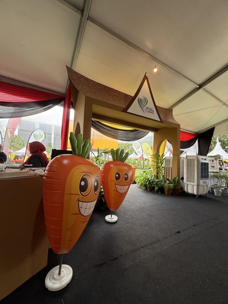 Replika Inflatable Sayur-sayuran di NS Fest 2025 di Nilai, Negeri Sembilan — photo 1