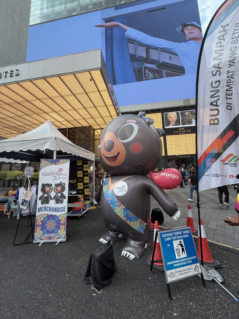 Visit Malaysia Sun Bears Inflatable Mascots Installed at Pavilion KL for Music Night Run VM2026 — photo 4