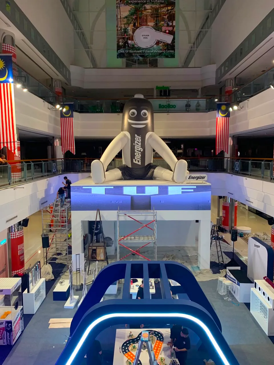 12ft Energizer Battery Mascot Inflatable Replica at One Utama, KL — photo 2