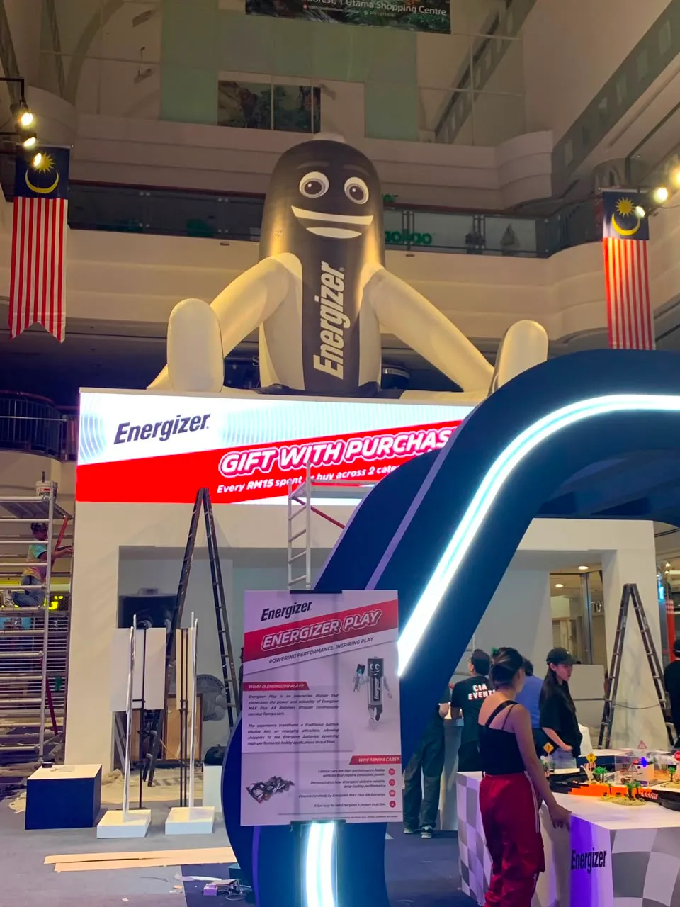 12ft Energizer Battery Mascot Inflatable Replica at One Utama, KL — photo 1