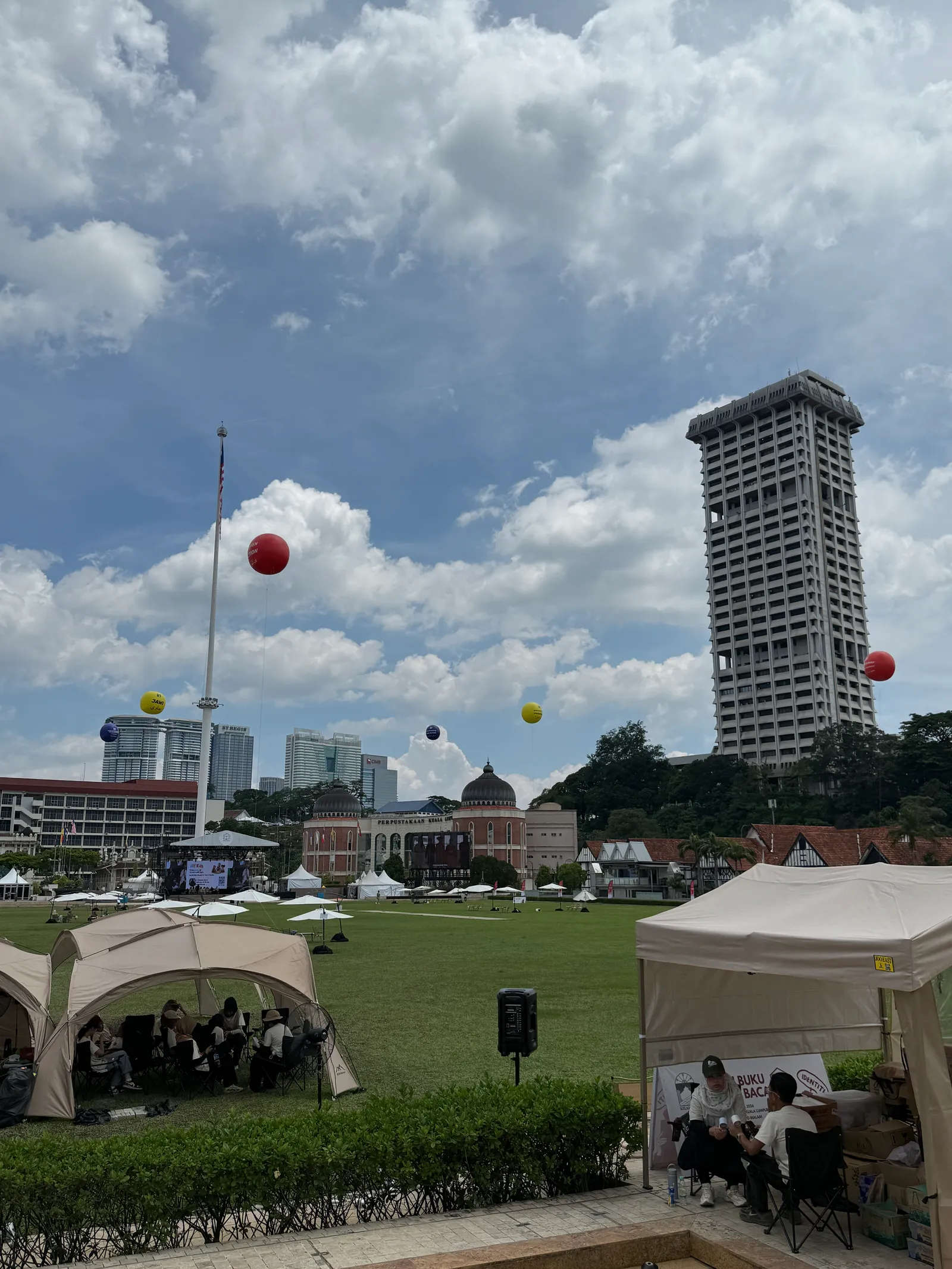 5 Giant Helium Advertising Balloons at Kota Baca, Dataran Merdeka KL — photo 3