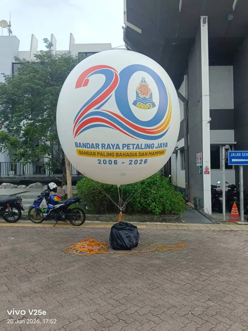 Belon Helium Gergasi Berlampu untuk Ulang Tahun ke-20 Petaling Jaya — photo 1