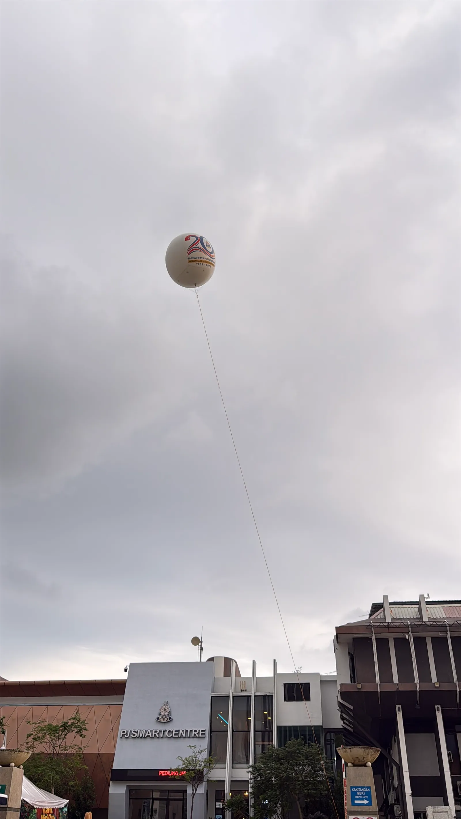 Belon Helium Gergasi Berlampu untuk Ulang Tahun ke-20 Petaling Jaya — photo 5