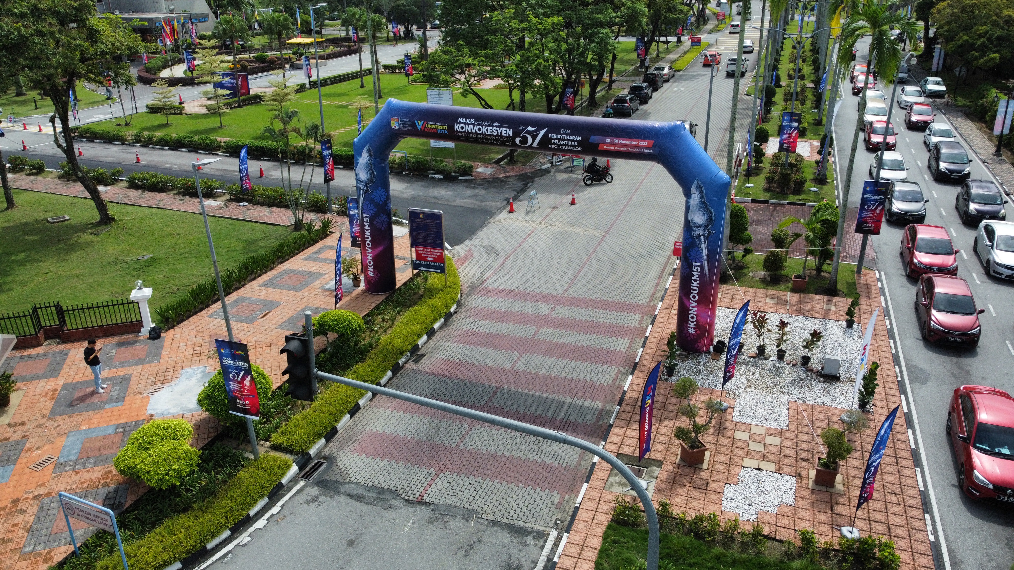 Giant Custom Printed Inflatable Arch UKM 40' Inflatable Arch