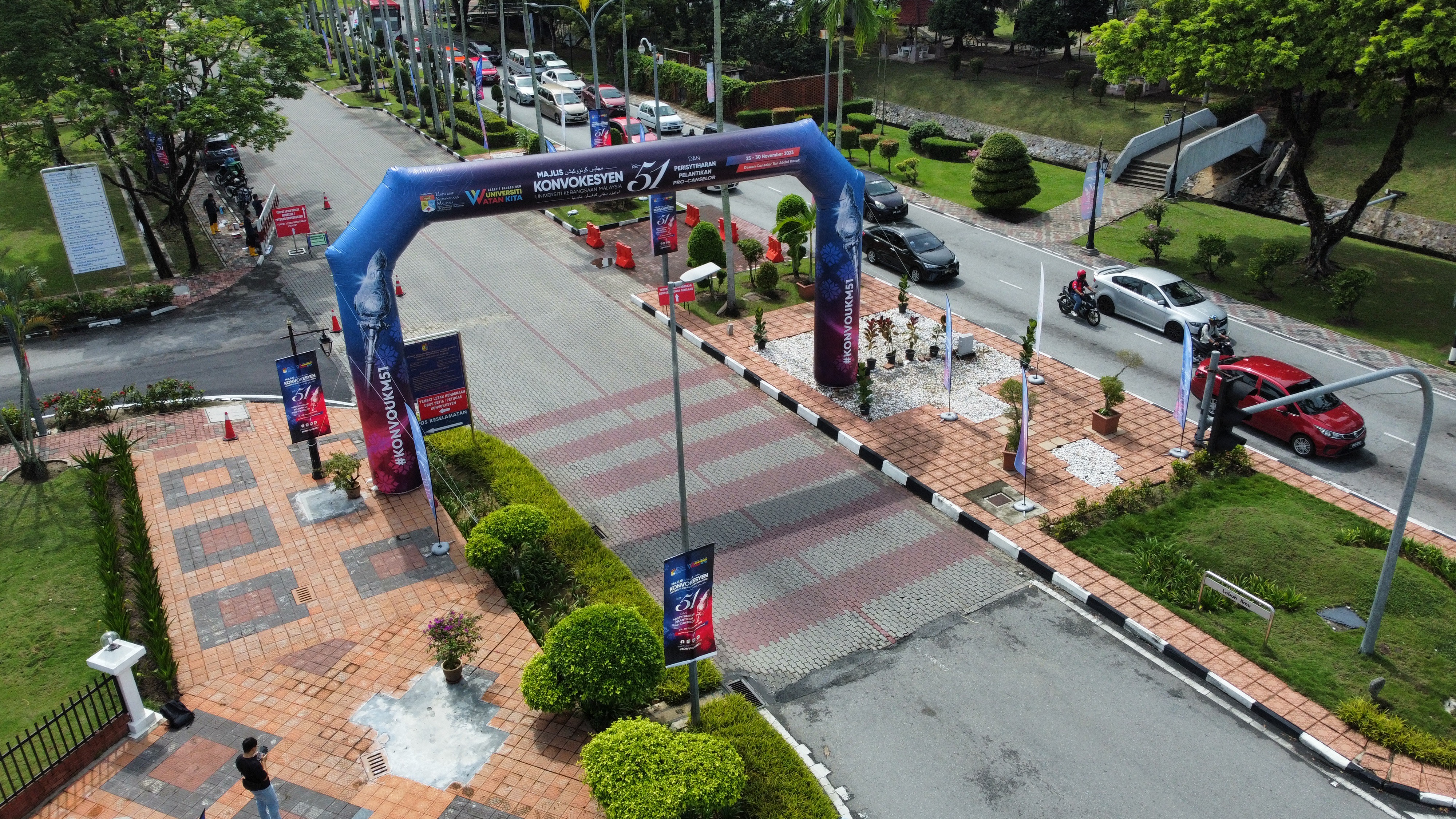 Giant Custom Printed Inflatable Arch UKM 40' Inflatable Arch
