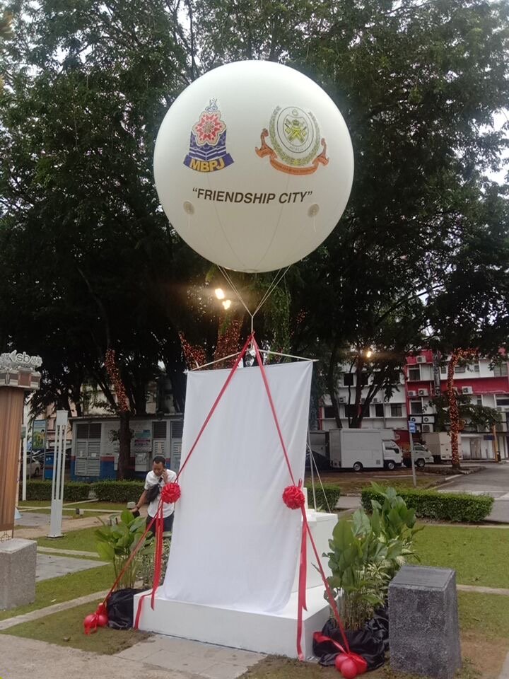 Gimik Potong & Lepas Belon Gergasi