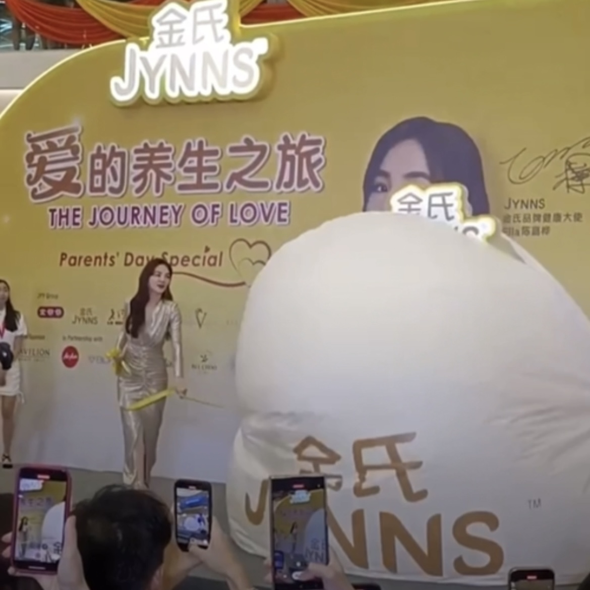 Gimik Perasmian Belon Gergasi