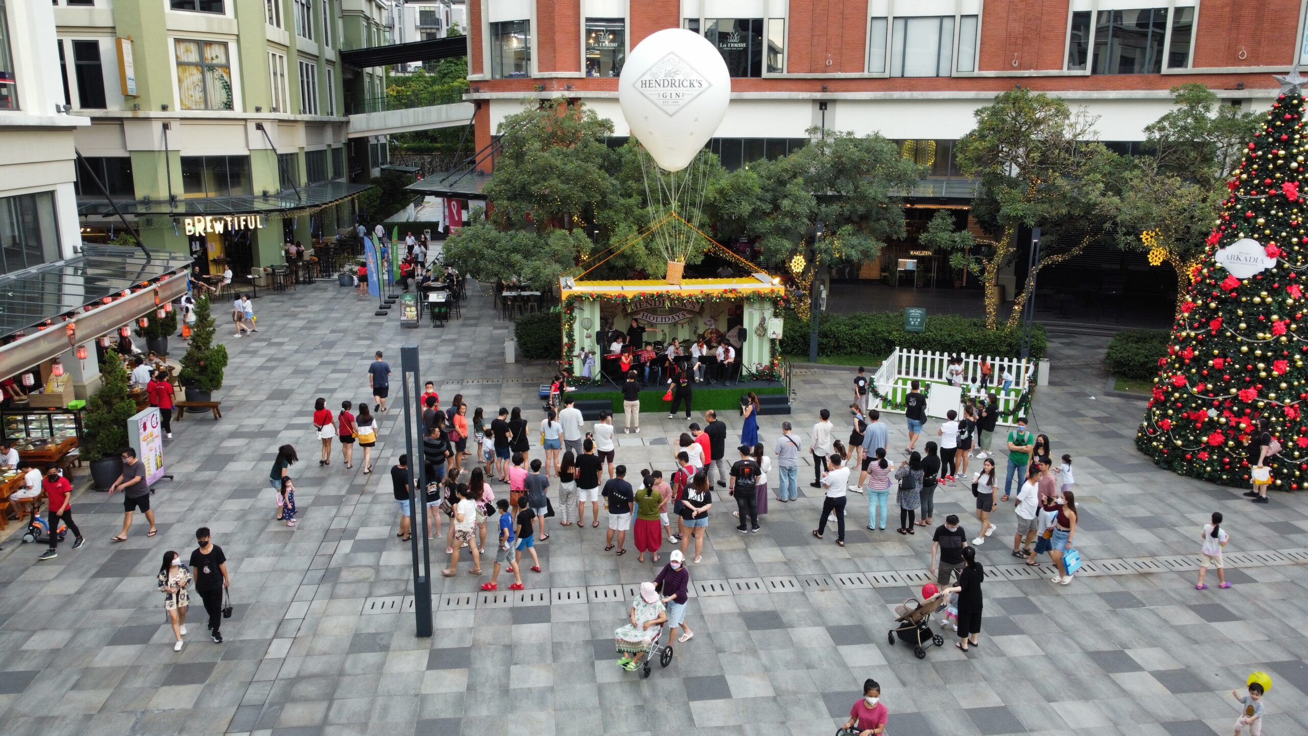 Acara pelancaran luar replika belon udara panas terapung dengan bantuan helium