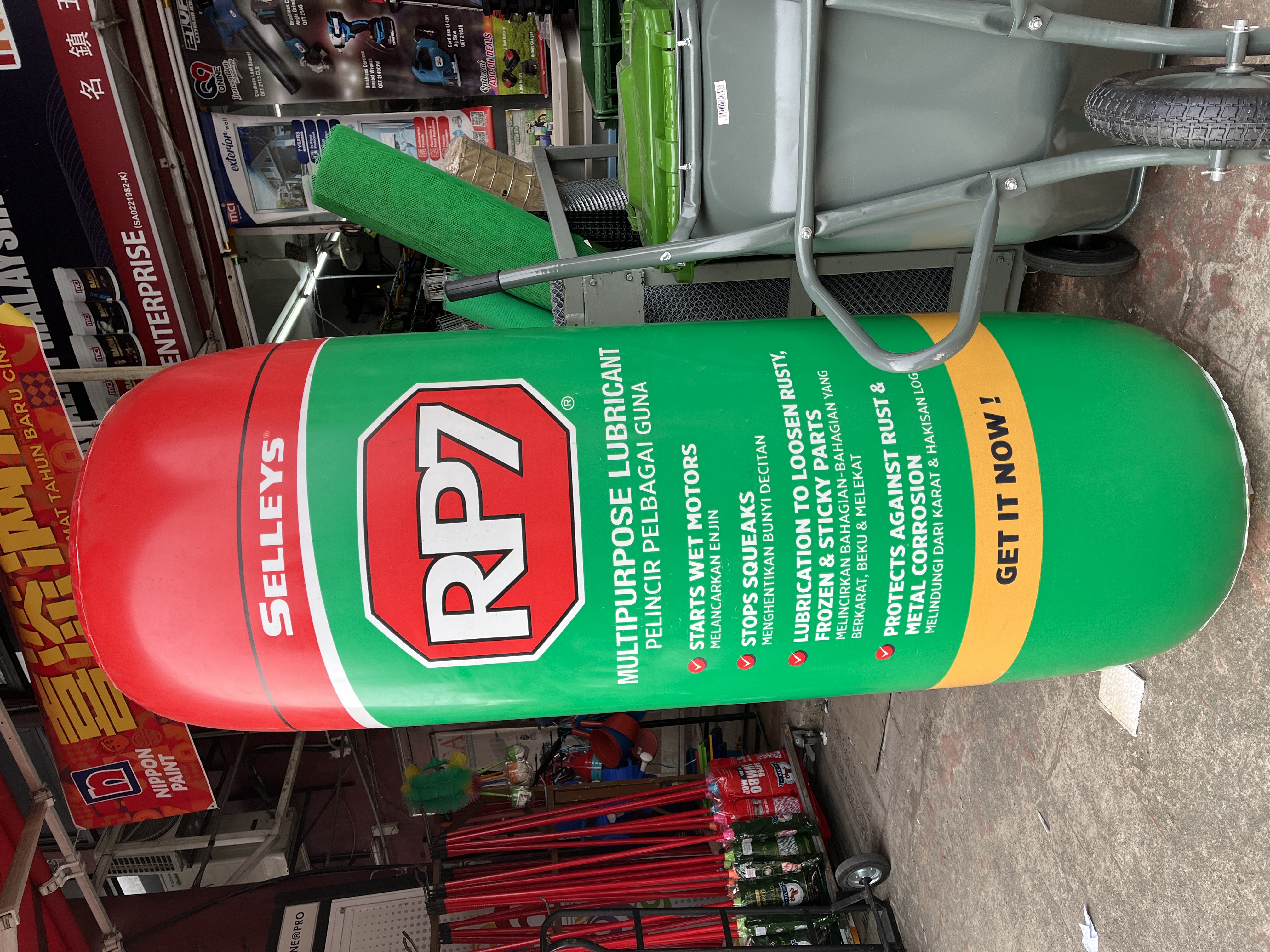 IMG_2201 AEROSOL SPRAY INFLATABLE REPLICA SELLEYS RP7