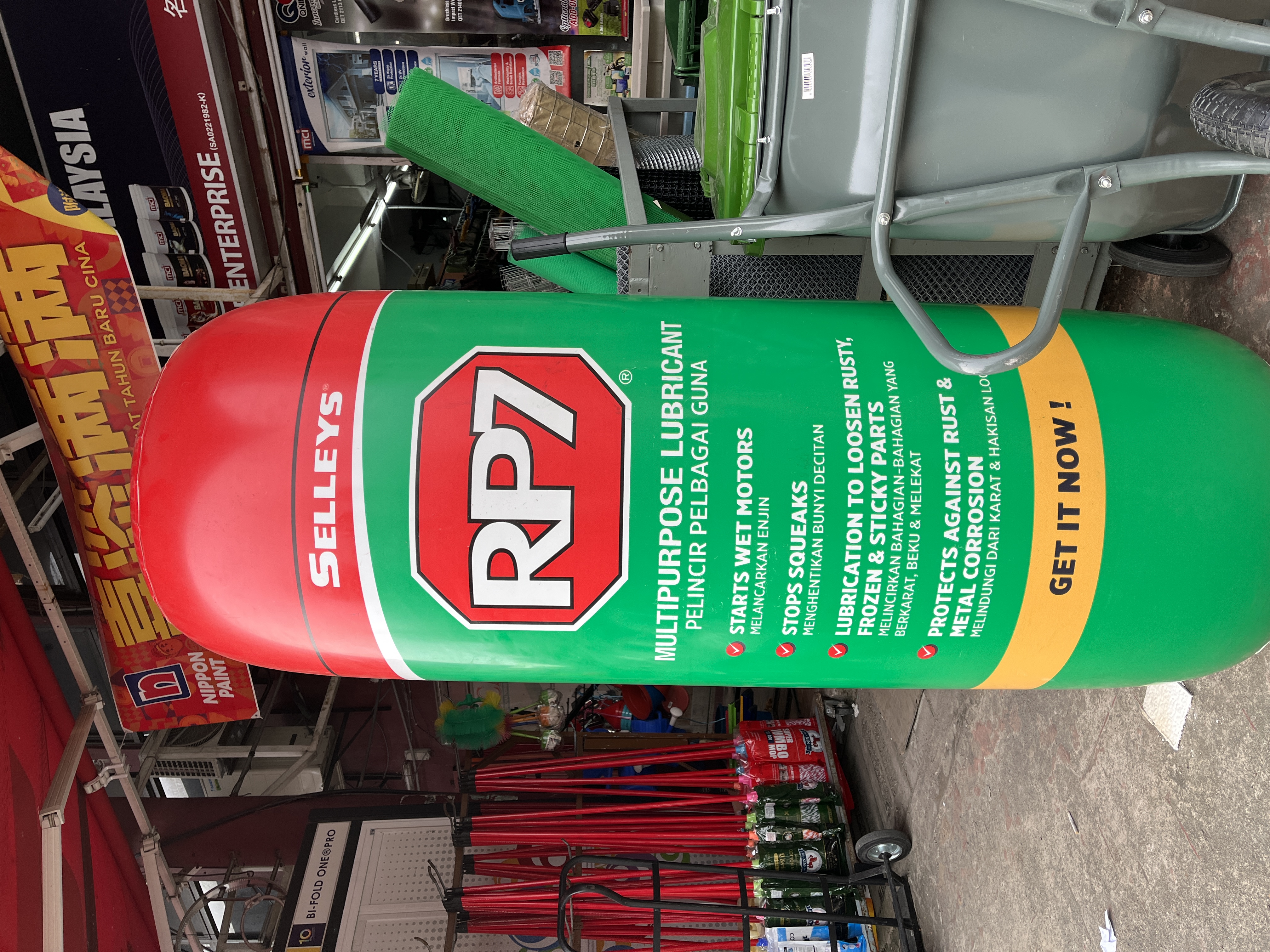 IMG_2202 AEROSOL SPRAY INFLATABLE REPLICA SELLEYS RP7