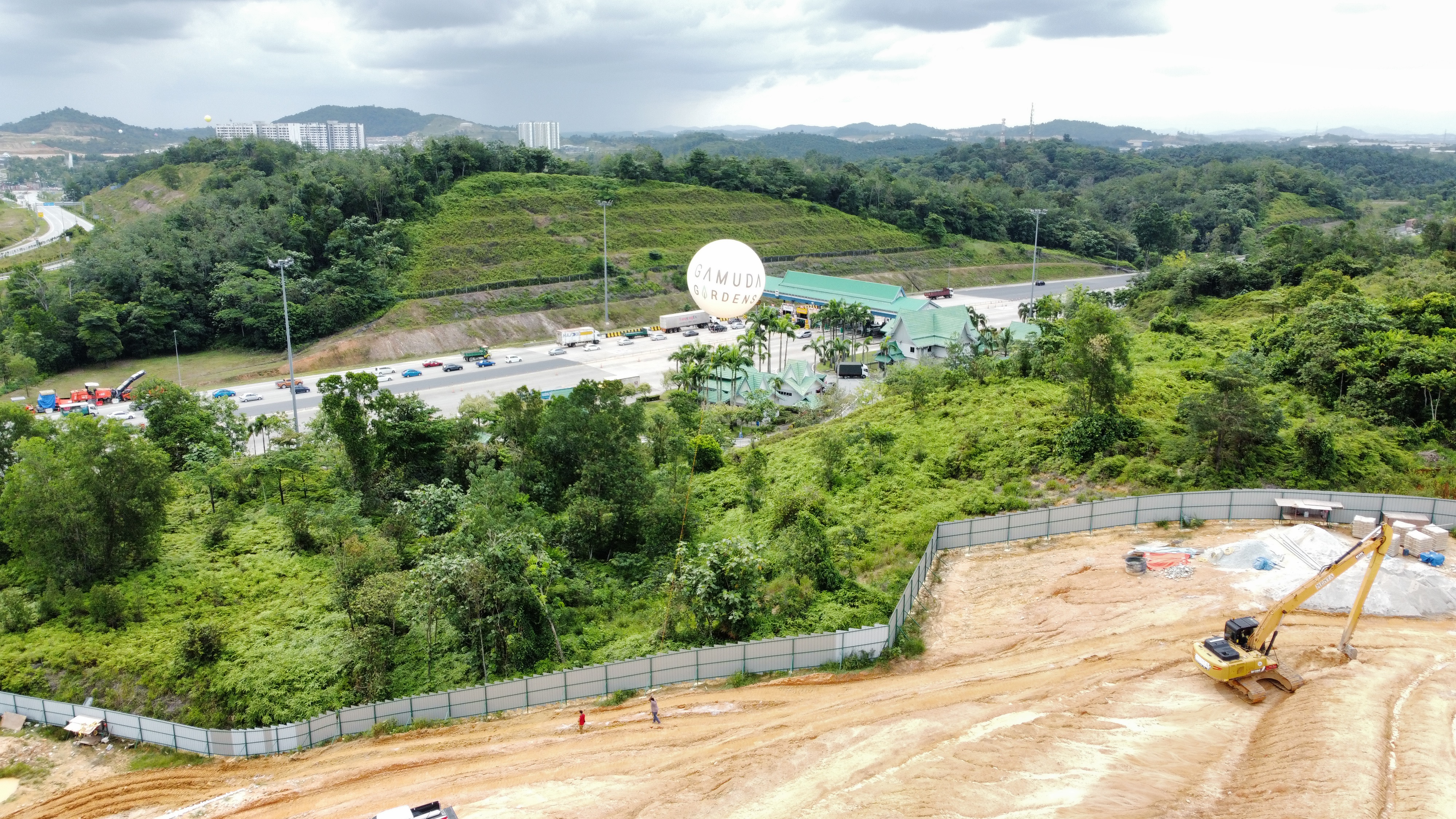 Luge Blimp and 7 Advertising Balloons at Gamuda Gardens