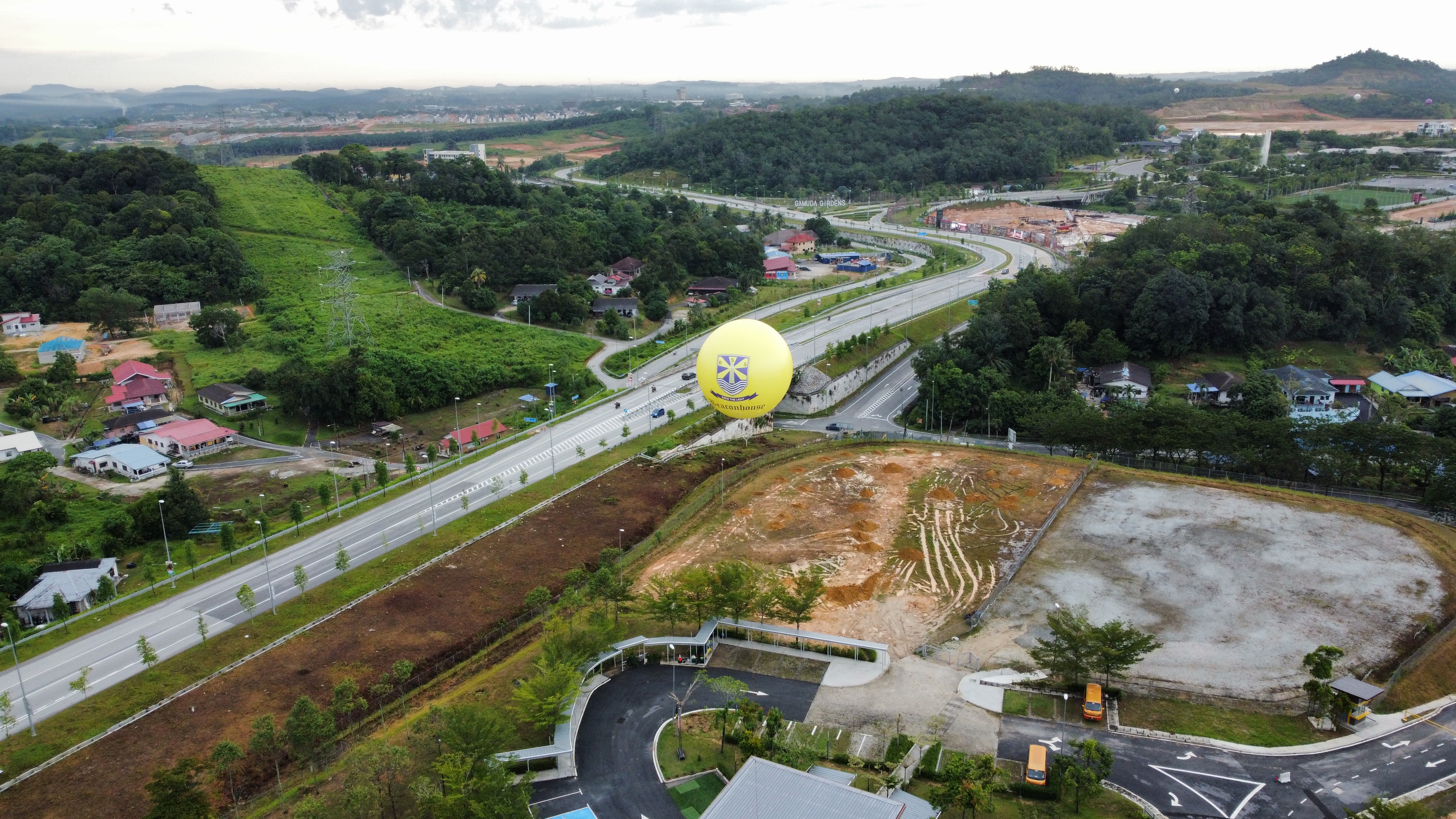 Luge Blimp and 7 Advertising Balloons at Gamuda Gardens