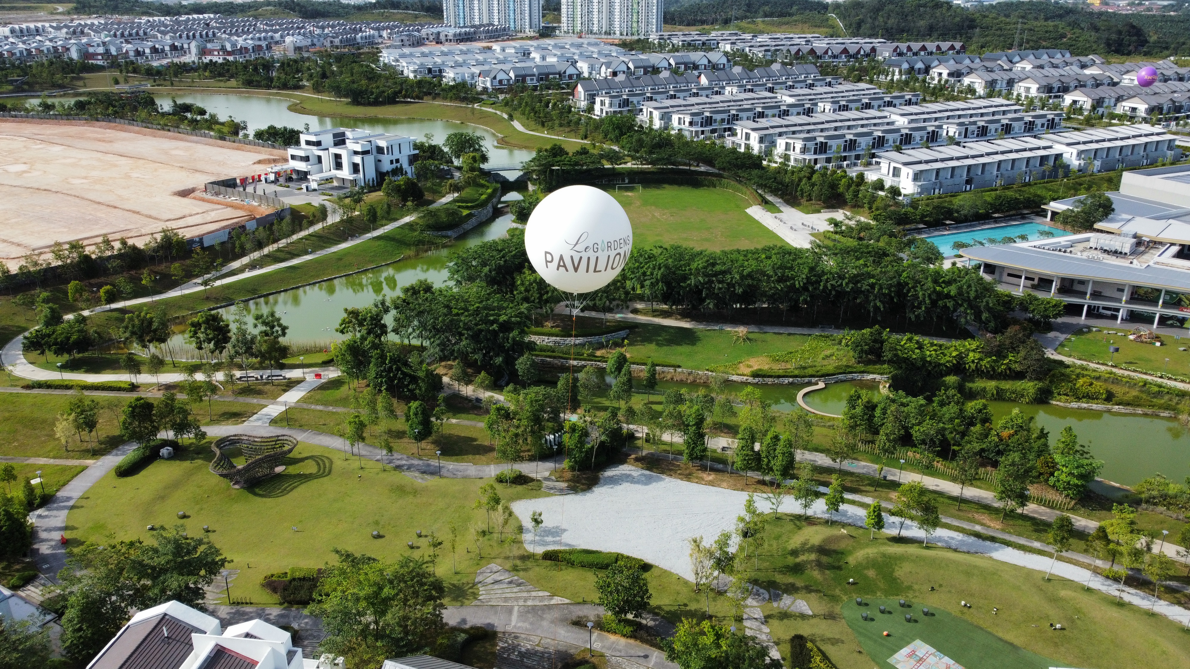 Luge Blimp and 7 Advertising Balloons at Gamuda Gardens