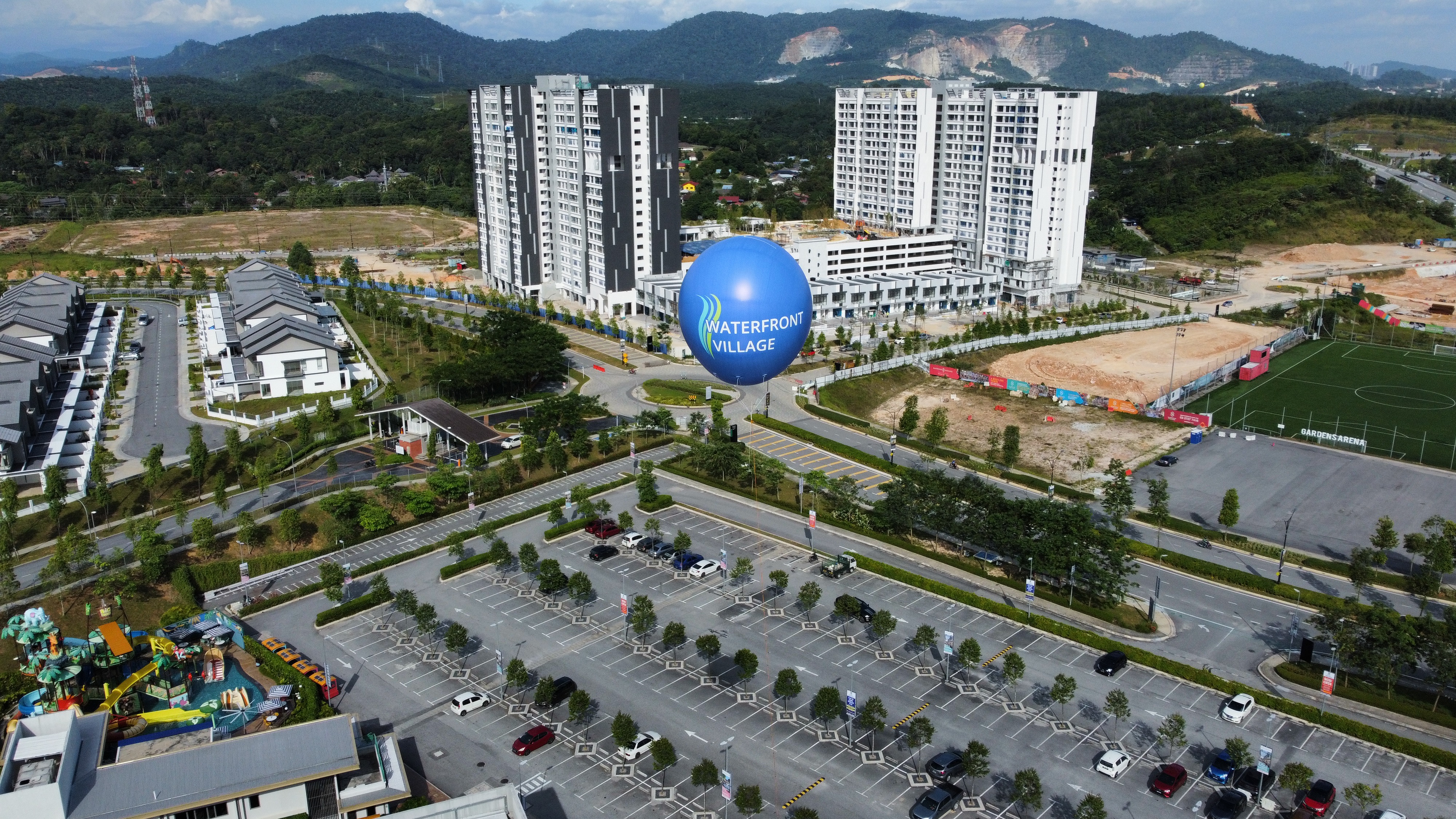 Luge Blimp and 7 Advertising Balloons at Gamuda Gardens