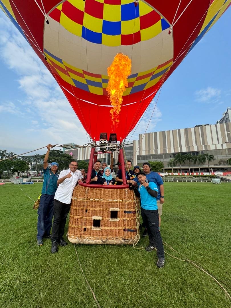 Aktivasi belon udara panas gaya festival dengan peluang bergambar