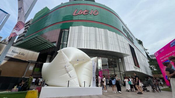 Giant Pillow Inflatable Replica - 图片 5