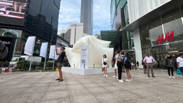 Giant Pillow Inflatable Replica - 图片 11