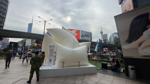 Giant Pillow Inflatable Replica - 图片 7