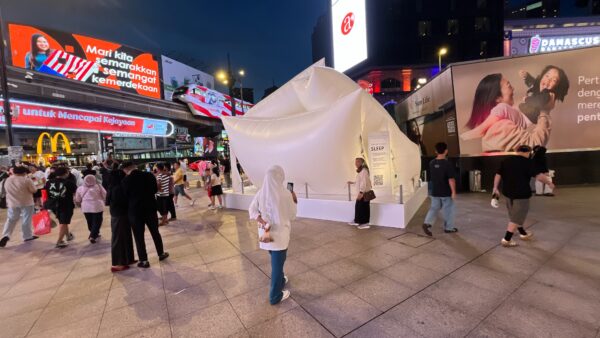 Giant Pillow Inflatable Replica - 图片 9