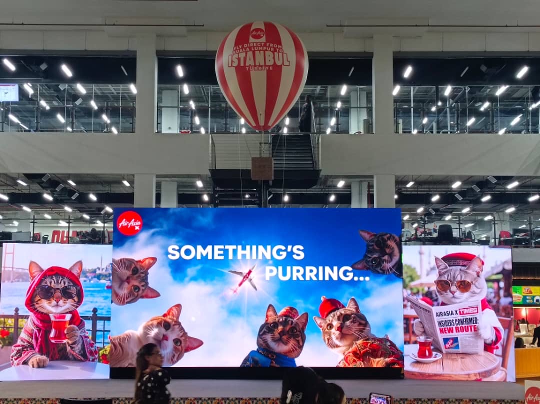 Acara pelancaran dalaman replika belon udara panas terapung dengan bantuan helium