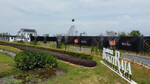 Giant Advertising Balloon at Bandar Bukit Raja, Klang Giant Advertising Balloon at Bandar Bukit Raja, Klang