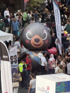 Visit Malaysia Sun Bears Inflatable Mascots Installed at Pavilion KL for Music Night Run VM2026
