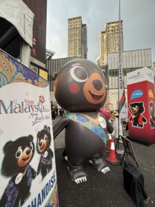 Visit Malaysia Sun Bears Inflatable Mascots Installed at Pavilion KL for Music Night Run VM2026